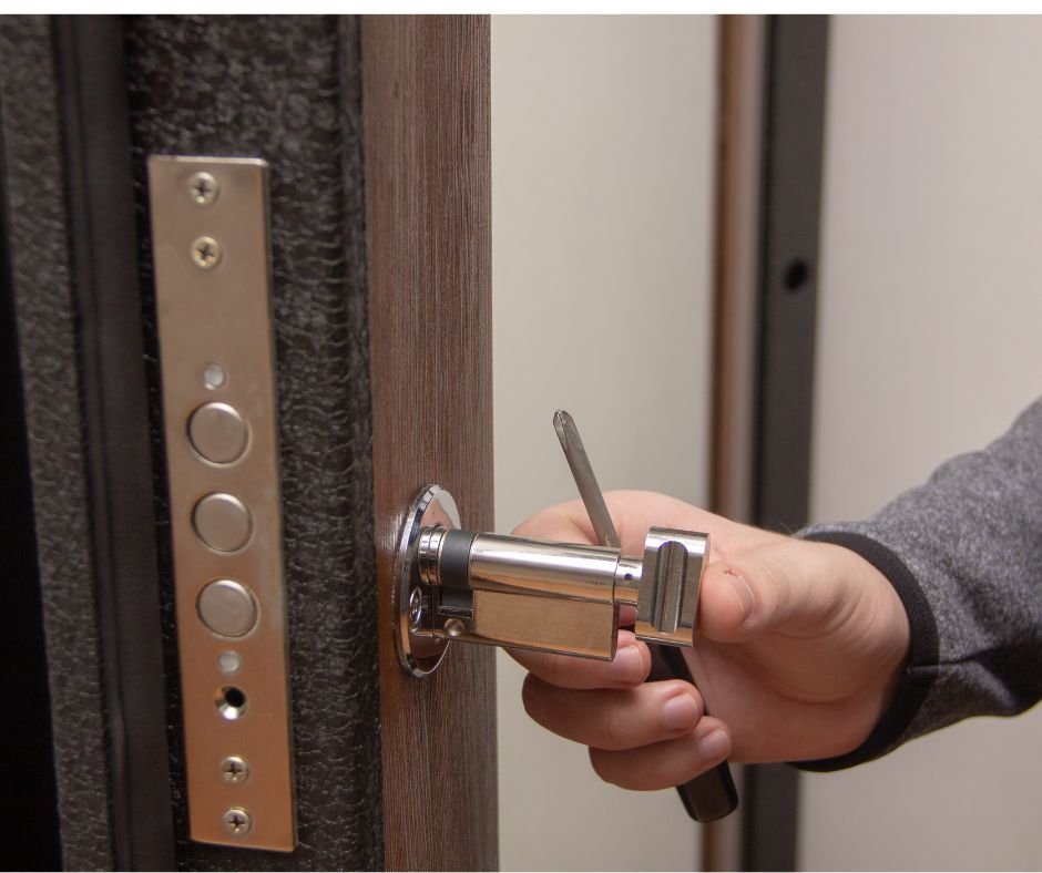 Schließzylinder wechseln - Zylinder wird ausgebaut